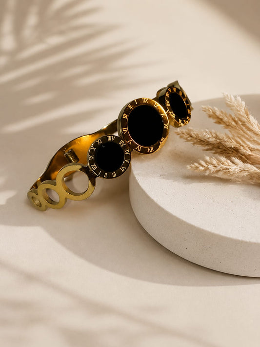 Noir Roman Cuff